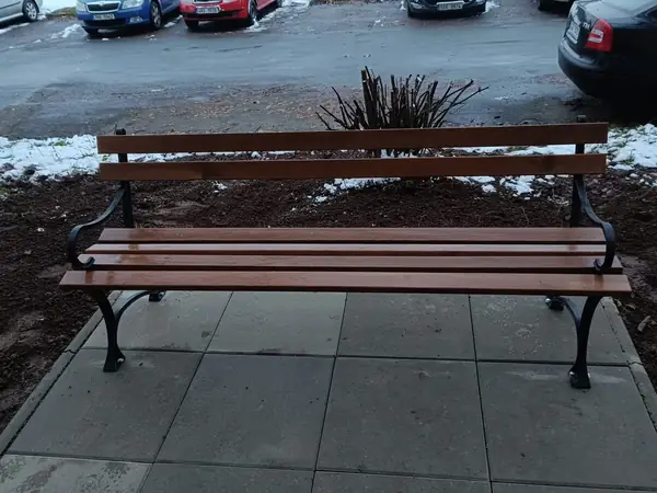 Osazení parkových laviček na dlážděné plochy