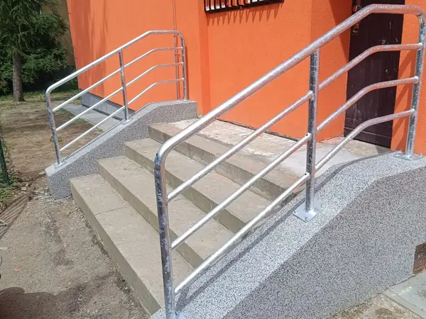 Nerezové zábradlí u vstupního schodiště