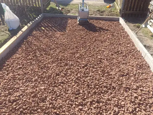Připravený mulčovaný záhon po terénních úpravách